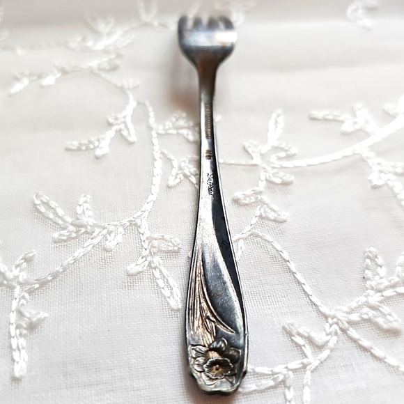 Vintage 1847 Rogers Bros Daffodil Silver Plated Fork, Spring Daffodil Pattern - Picture 5 of 12